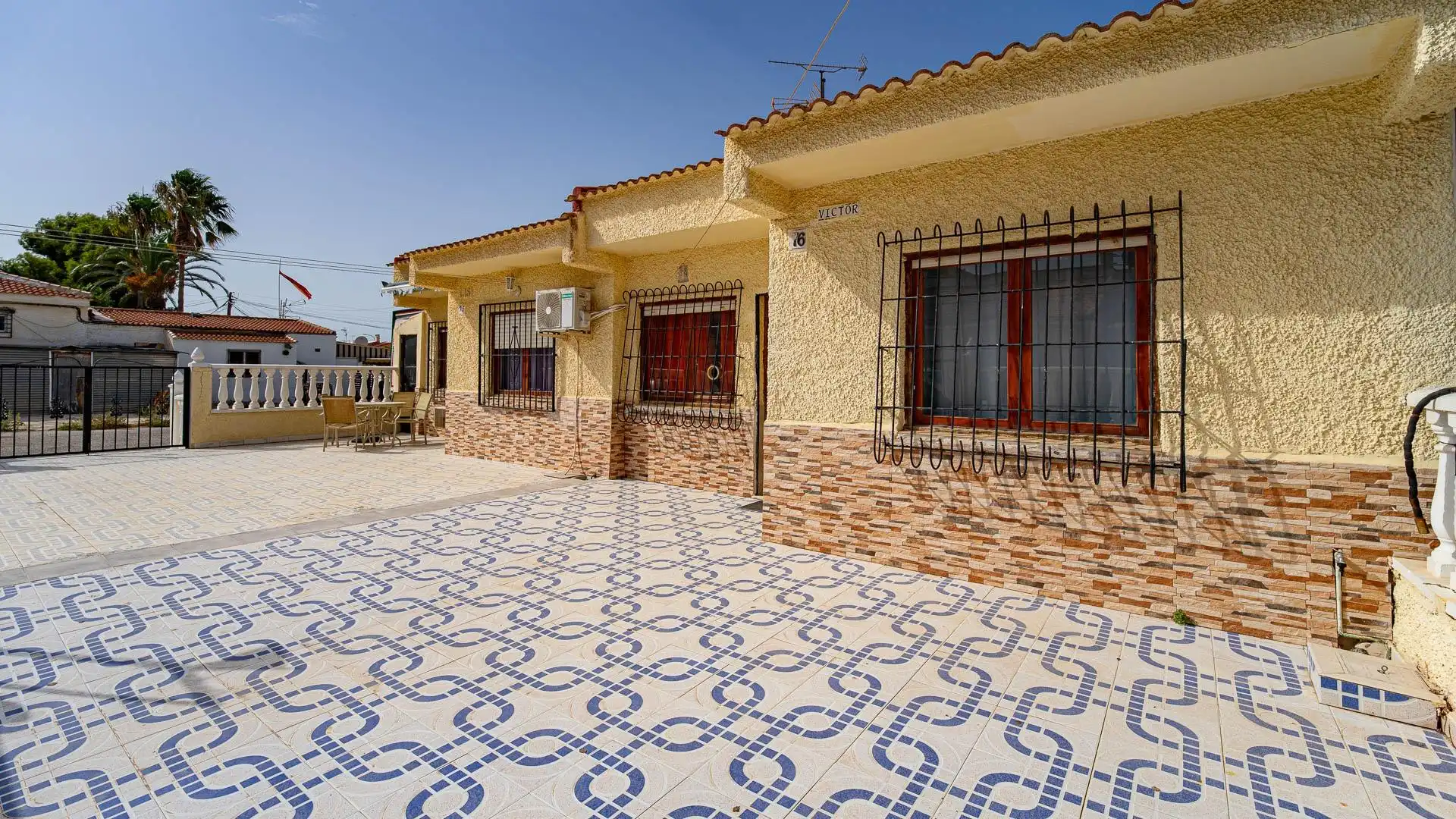 Vista exterior de Casa o xalet en venda en Torrevieja amb Jardí privat