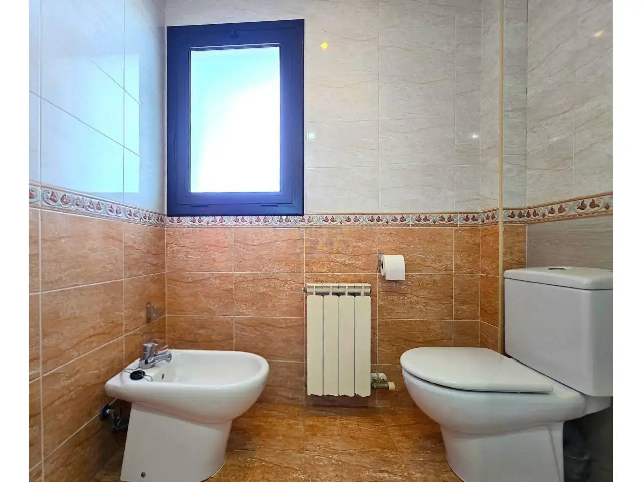 Baño de Casa adosada en venta en Vilanova i la Geltrú con Aire acondicionado, Calefacción y Jardín privado