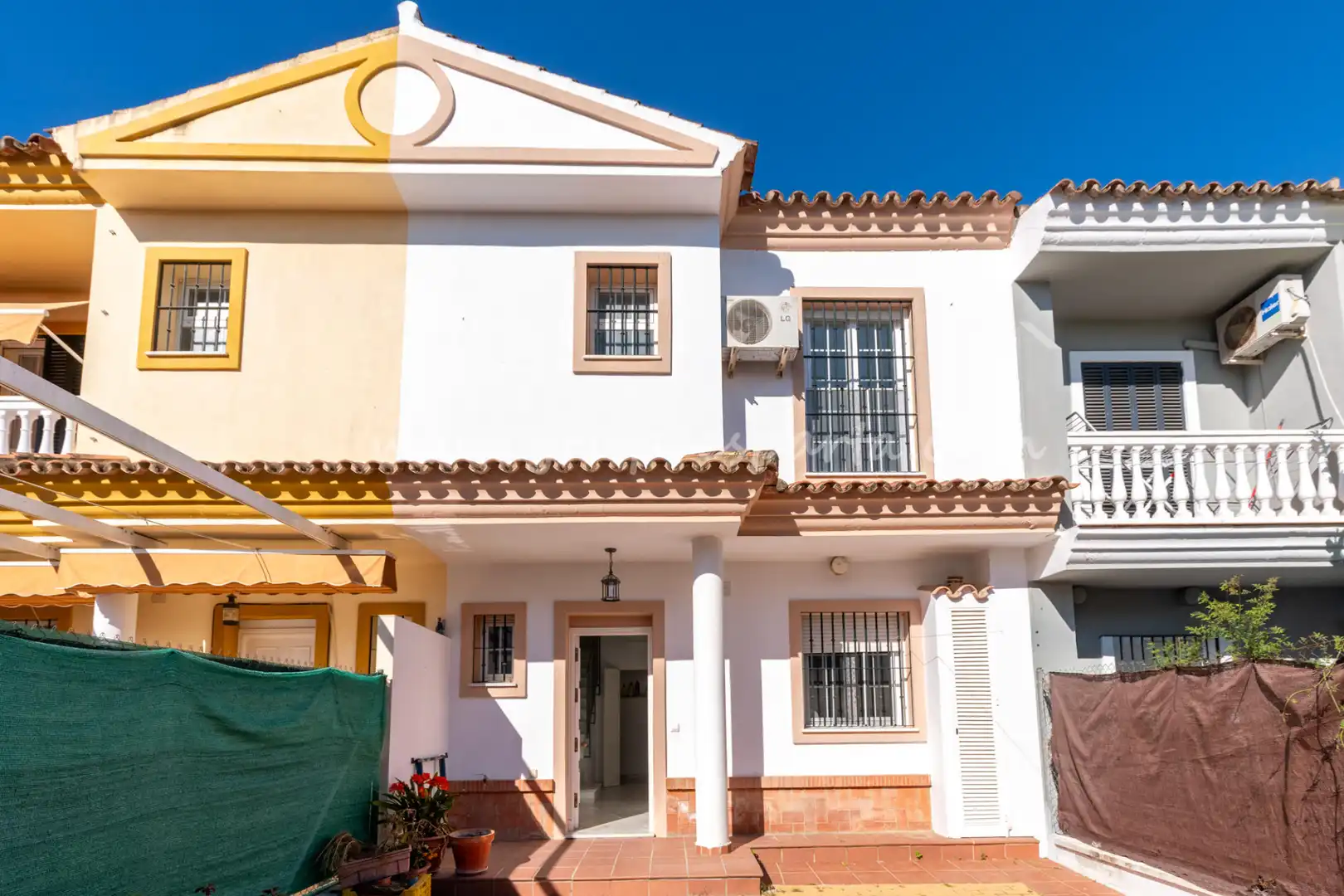 Exterior view of Detached homes for sale in Espartinas  with Air Conditioner, Heating and Oven