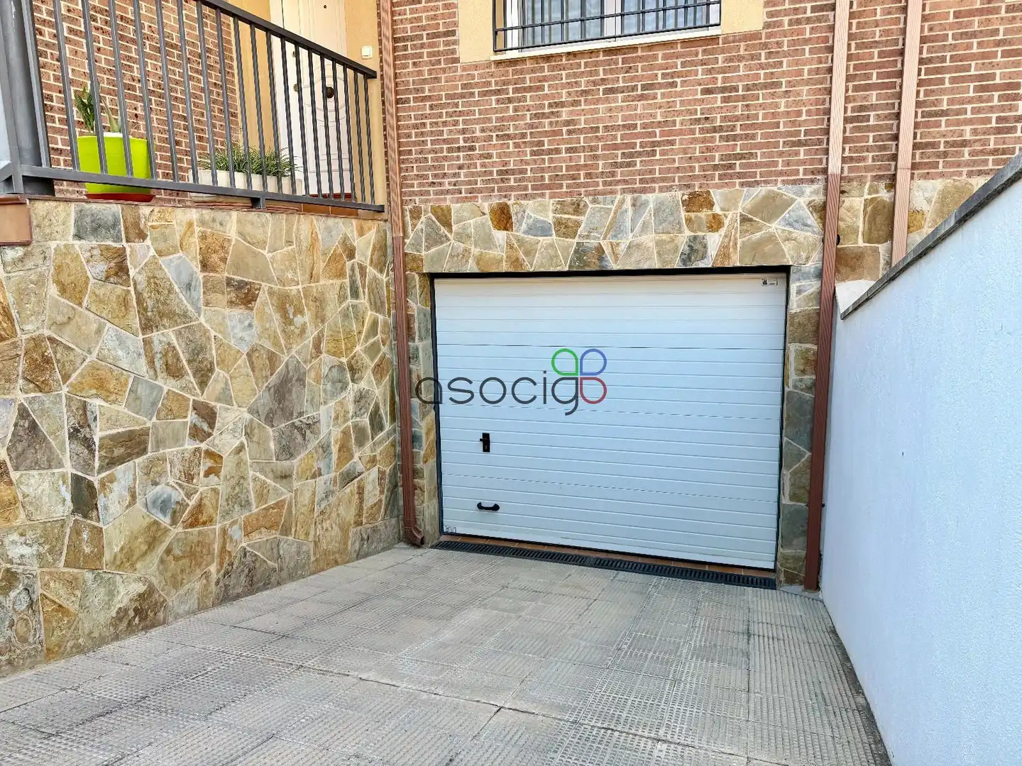 Parking de Casa adosada en venta en Cabanillas del Campo con Aire acondicionado, Calefacción y Jardín privado