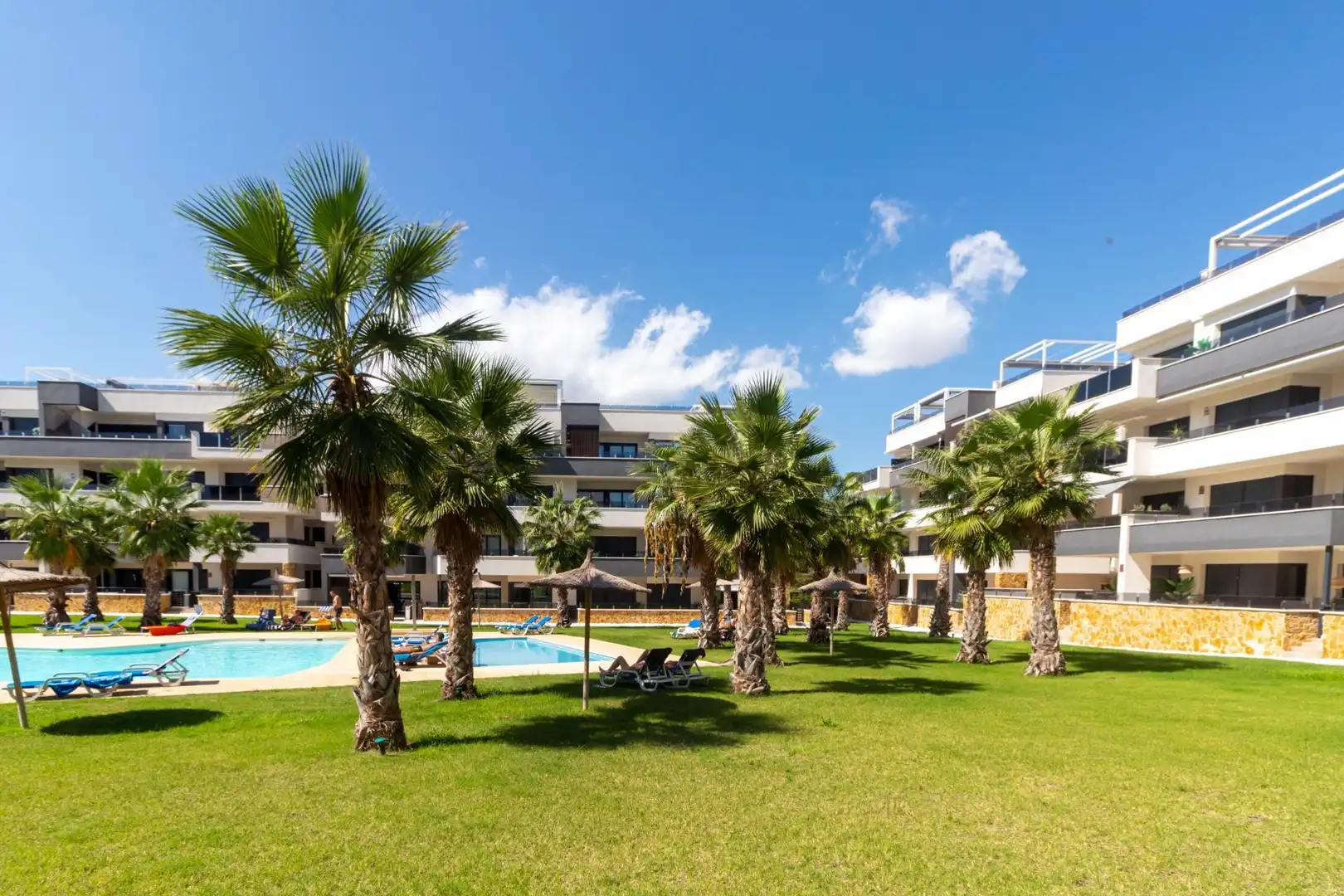 Apartamento con piscina en venta en Calle Almendros