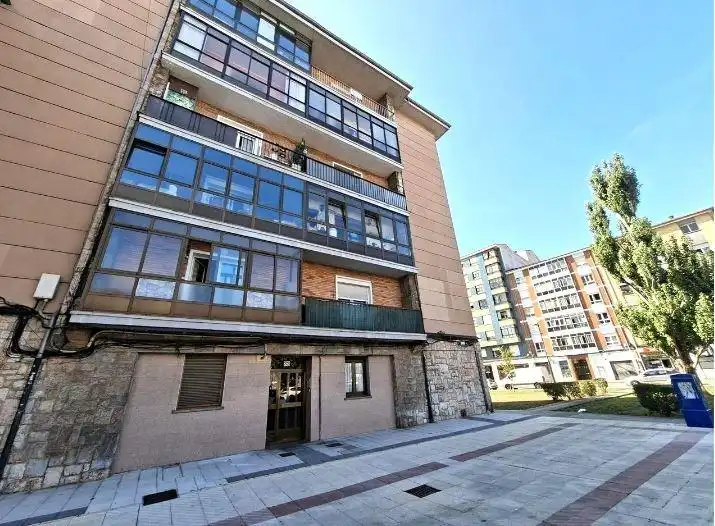 Vista exterior de Piso en venta en Oviedo 