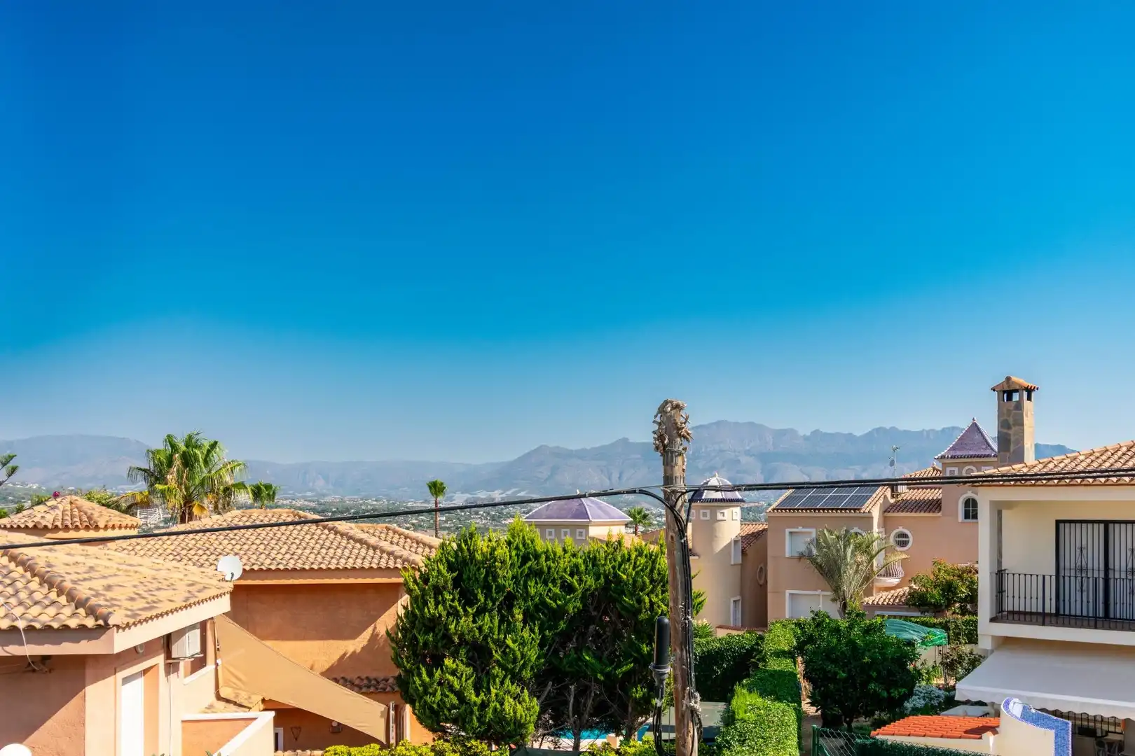 Vista exterior de Casa o xalet en venda en L'Alfàs del Pi amb Aire condicionat, Calefacció i Jardí privat