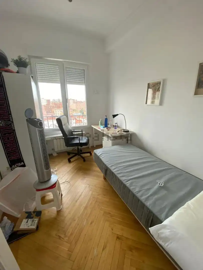 Dormitori de Pis de lloguer en Madrid amb Aire condicionat, Calefacció i Moblat