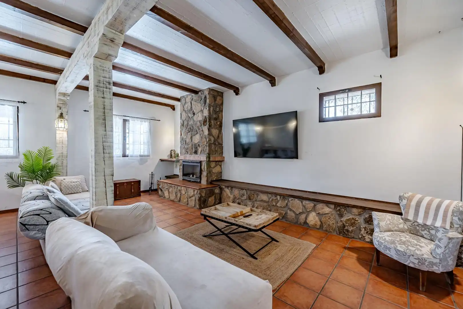 Sala d'estar de Finca rústica en venda en El Tiemblo  amb Calefacció, Jardí privat i Terrassa