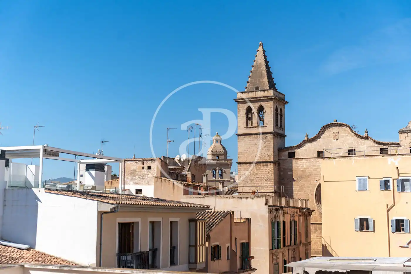 Außenansicht von Wohnung zum Verkauf in  Palma de Mallorca mit Klimaanlage, Heizung und Terrasse