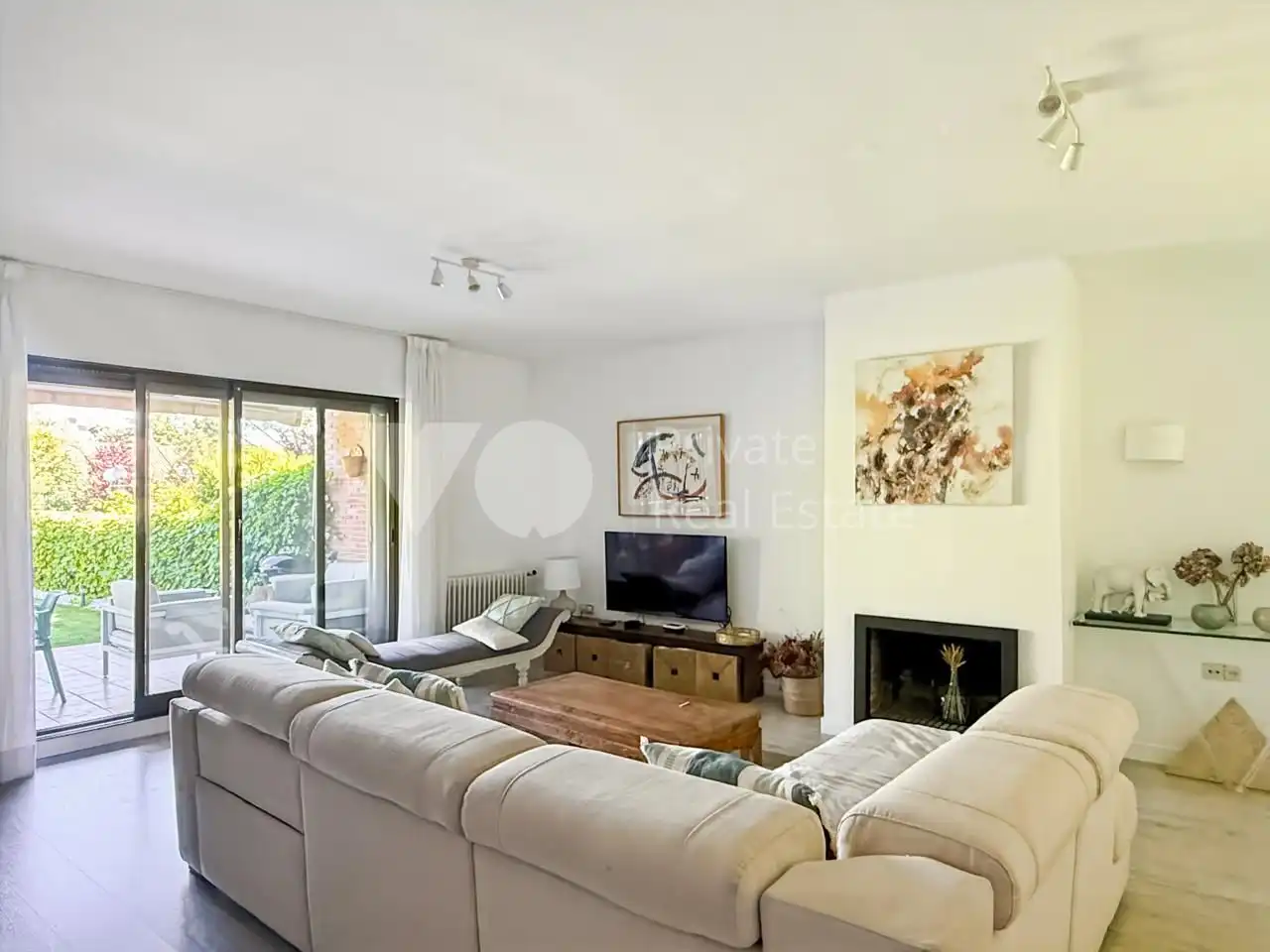 Sala de estar de Casa adosada en venta en Majadahonda con Aire acondicionado, Calefacción y Jardín privado