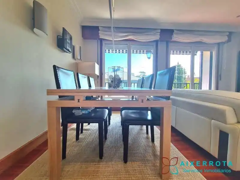 Menjador de Apartament de lloguer en Getxo  amb Calefacció, Terrassa i Traster