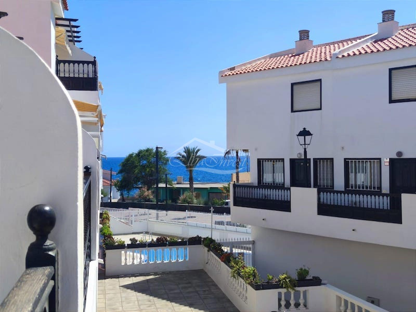 Vista exterior de Dúplex en venda en Guía de Isora amb Terrassa, Traster i Piscina