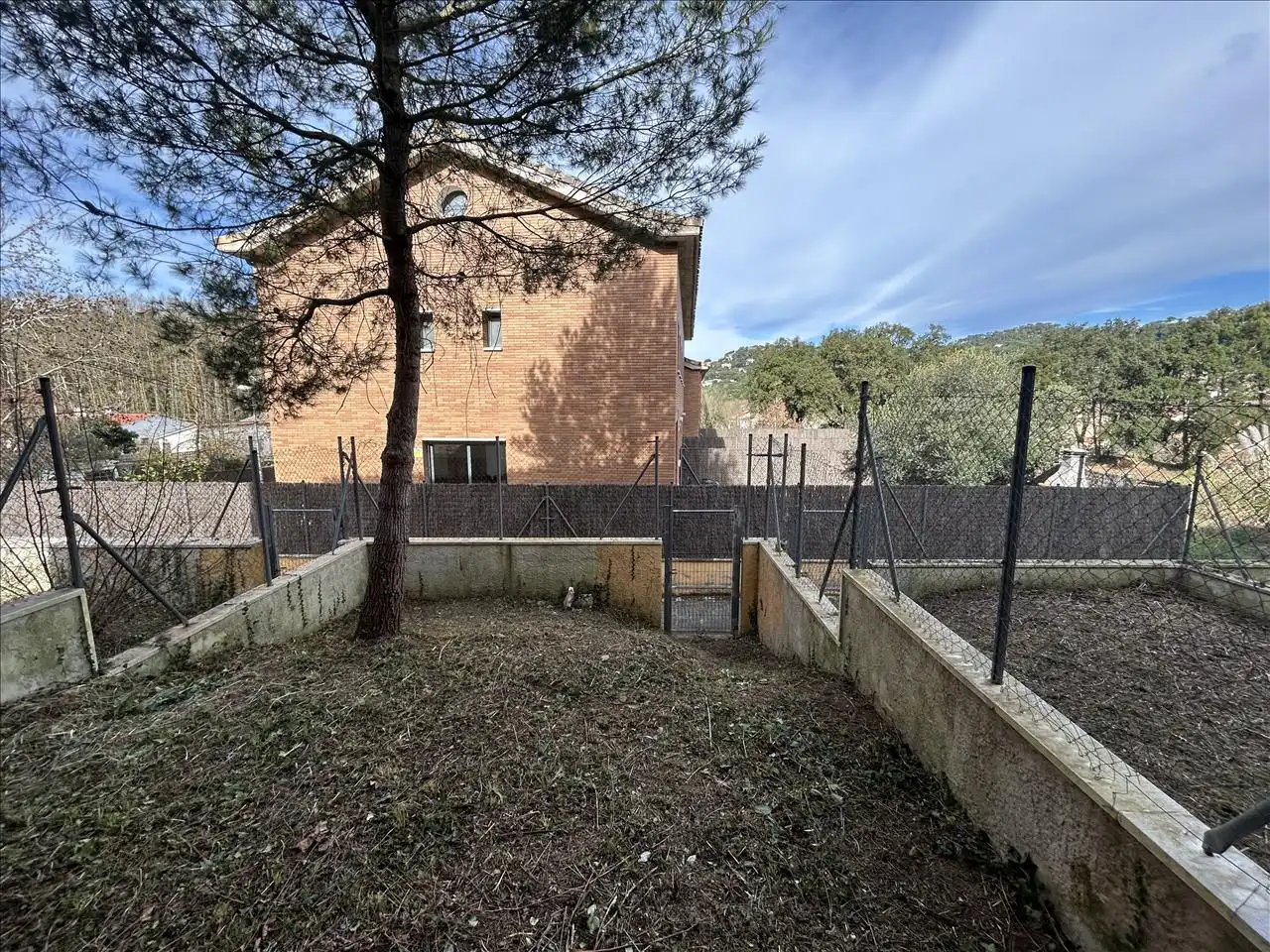 Außenansicht von Einfamilien-Reihenhaus zum Verkauf in Vallgorguina mit Privatgarten und Terrasse