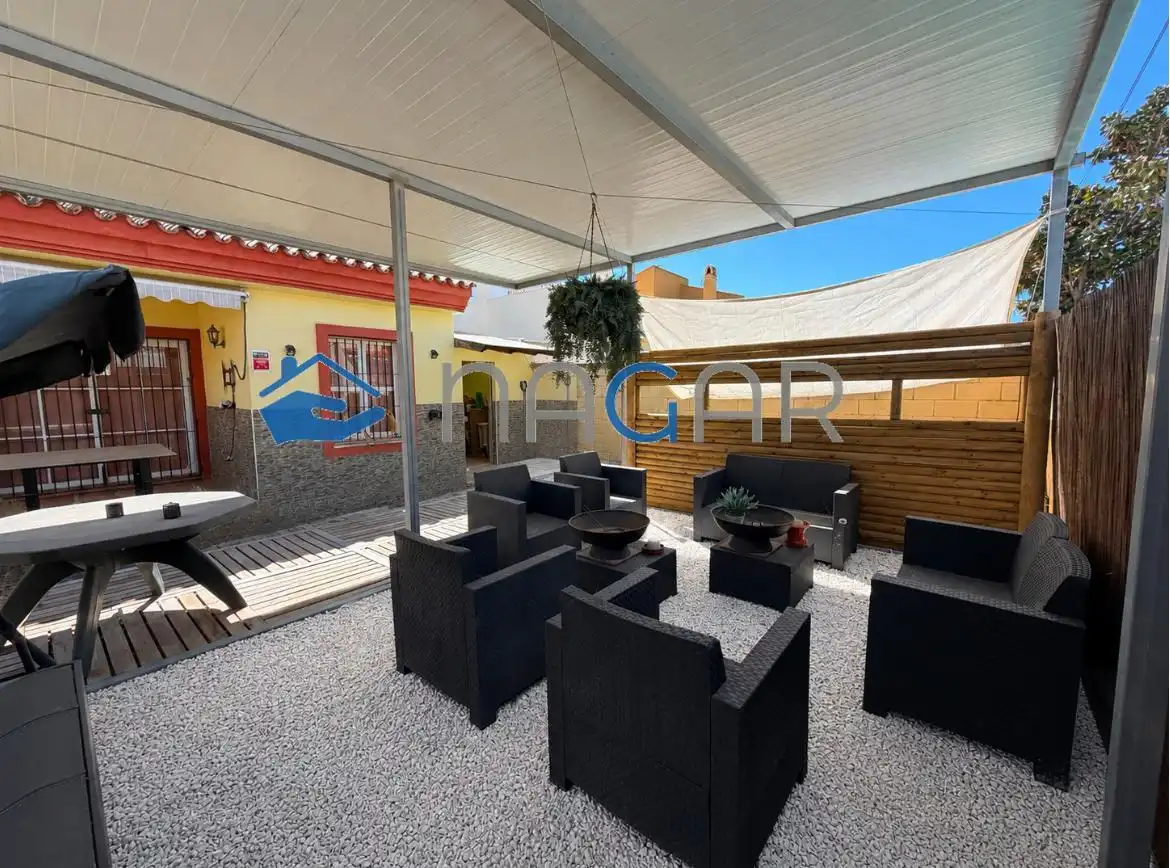 Terraza de Casa adosada en venta en Los Barrios con Jardín privado, Amueblado y Horno
