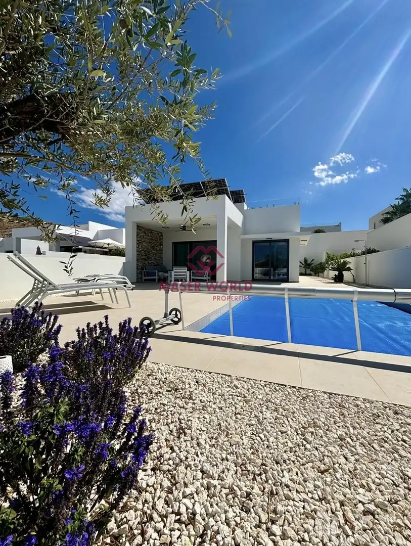 Chalet con piscina en venta en Benijófar, imagen 3