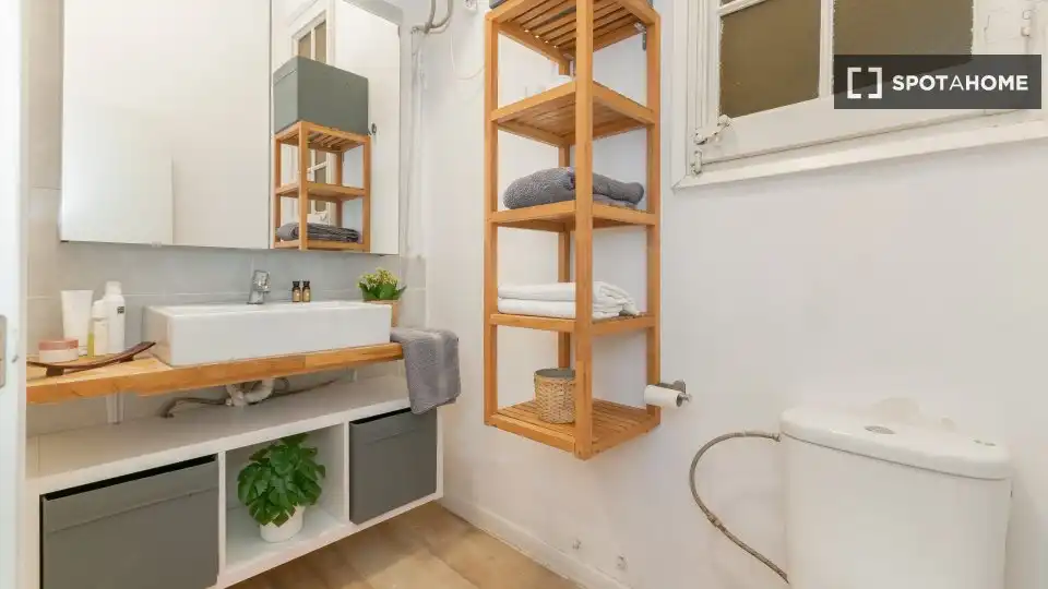 Bathroom of Flat for share in Barcelona  with Air Conditioner, Heating and Furnished