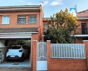 Vista exterior de Casa o xalet en venda en Getafe amb Aire condicionat, Calefacció i Jardí privat