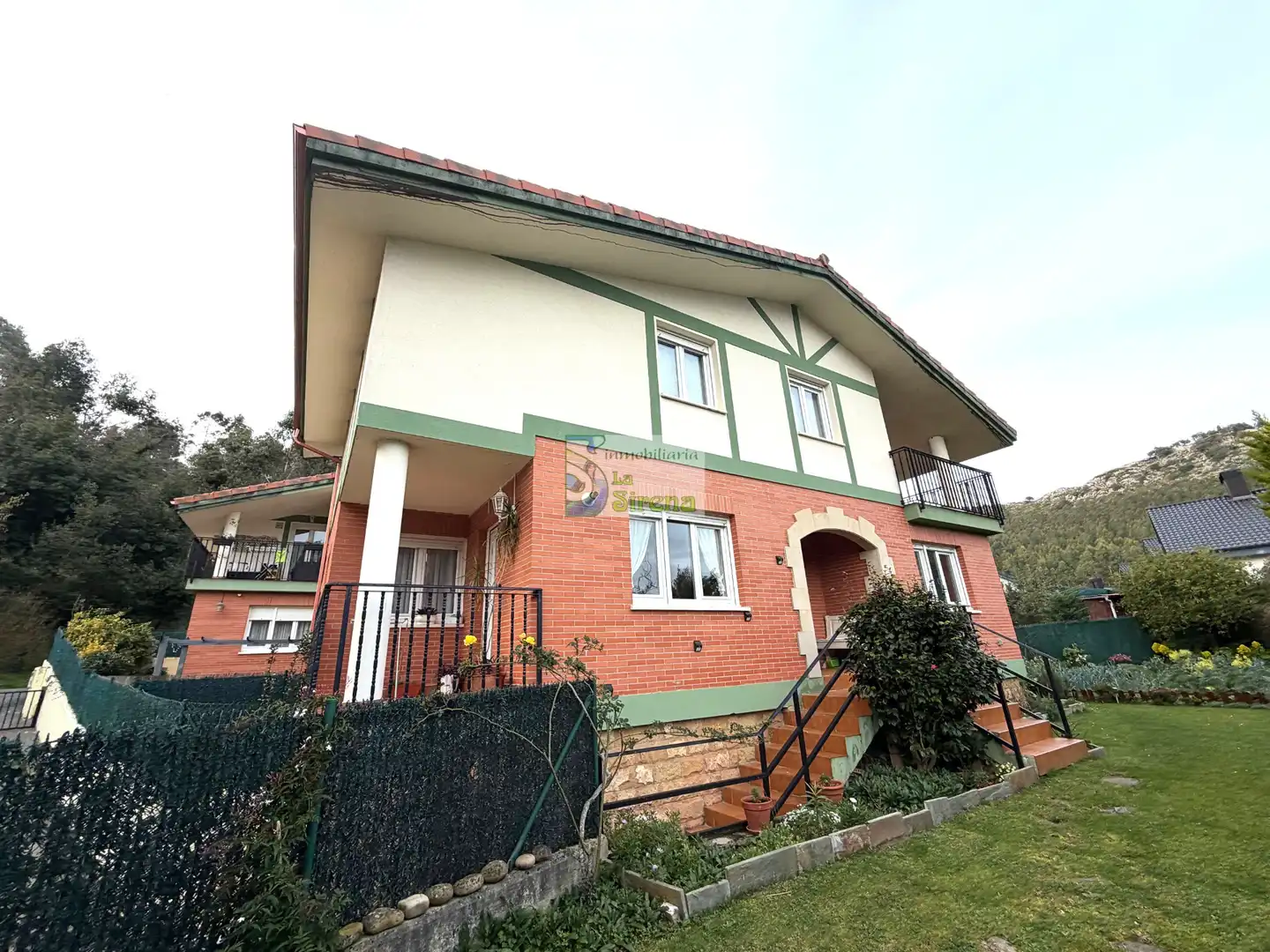 Vista exterior de Casa o xalet en venda en Castro-Urdiales amb Calefacció, Jardí privat i Terrassa