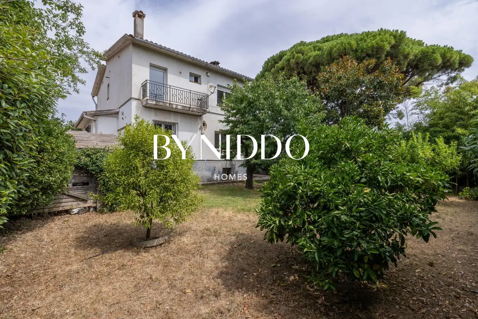 Vista exterior de Casa o xalet en venda en Sant Cugat del Vallès amb Jardí privat, Terrassa i Traster