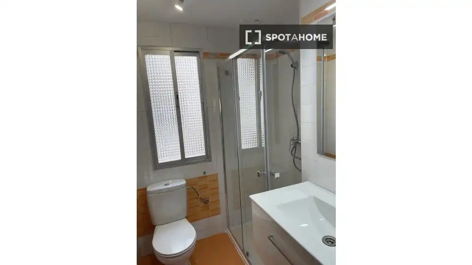 Baño de Piso de alquiler en Alcalá de Henares con Aire acondicionado, Calefacción y Amueblado