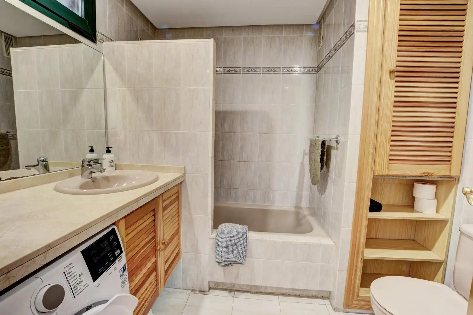 Baño de Apartamento en venta en Benalmádena con Aire acondicionado, Calefacción y Jardín privado