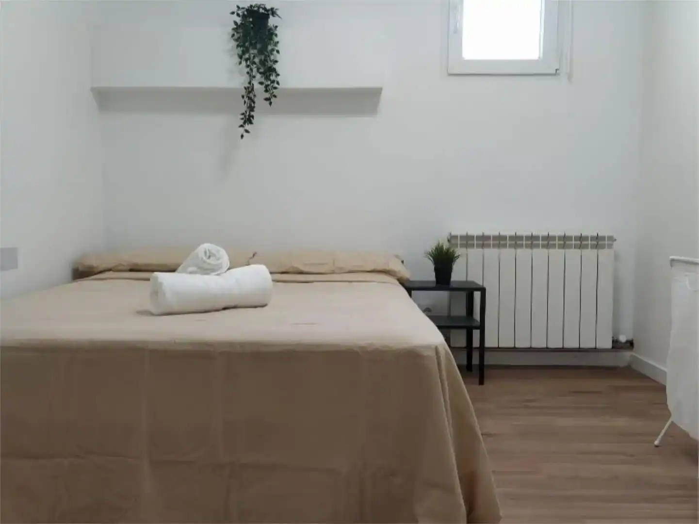 Bedroom of Houses for share in Zaragoza  with Private garden, Parquet flooring and Furnished