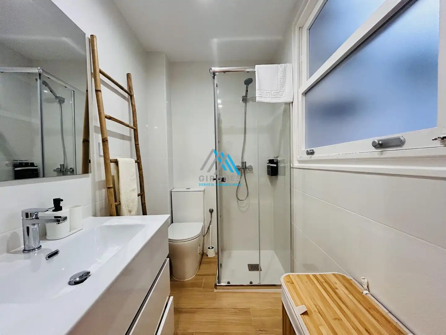 Bany de Apartament de lloguer en Sant Feliu de Guíxols amb Parquet i Moblat
