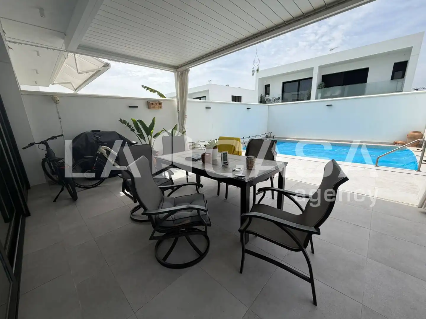 Terrasse von Einfamilien-Reihenhaus zum Verkauf in Dos Hermanas mit Klimaanlage, Terrasse und Abstellraum