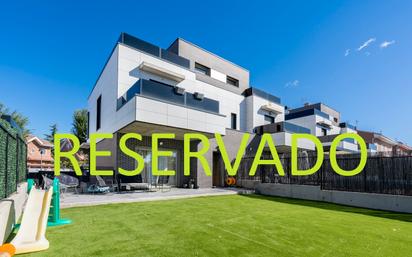 Vista exterior de Casa adosada en venda en Villaviciosa de Odón amb Calefacció, Jardí privat i Terrassa