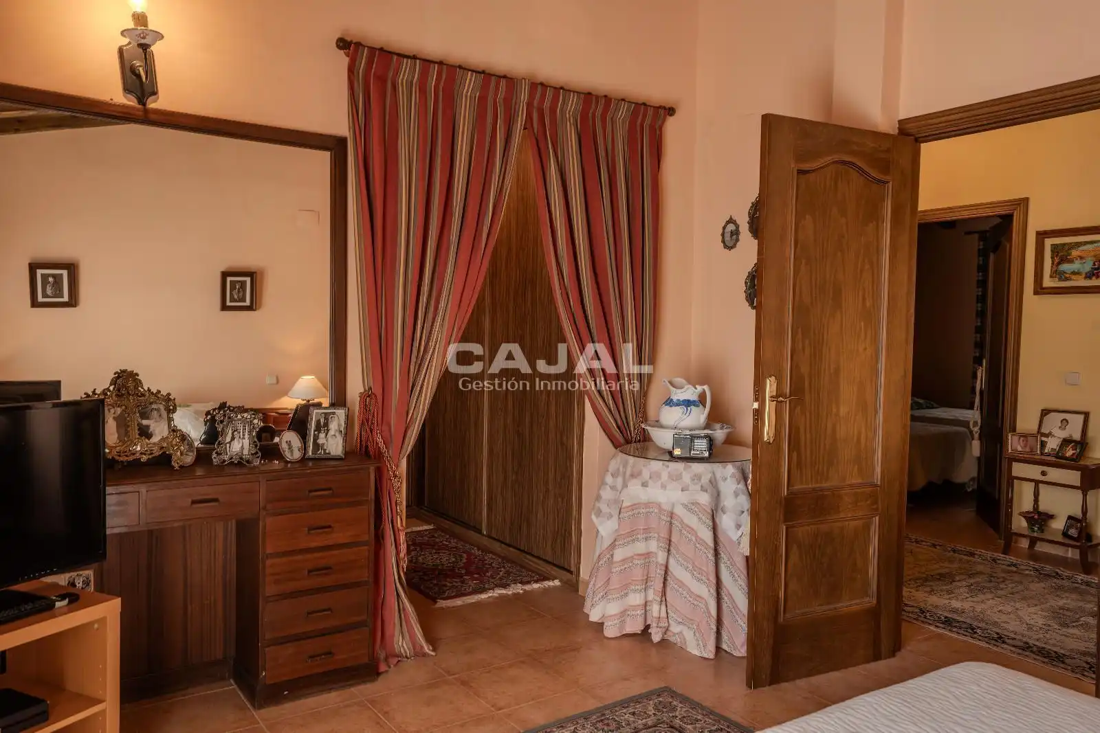 Habitación de Casa adosada en venta en Riaza con Calefacción y Jardín privado