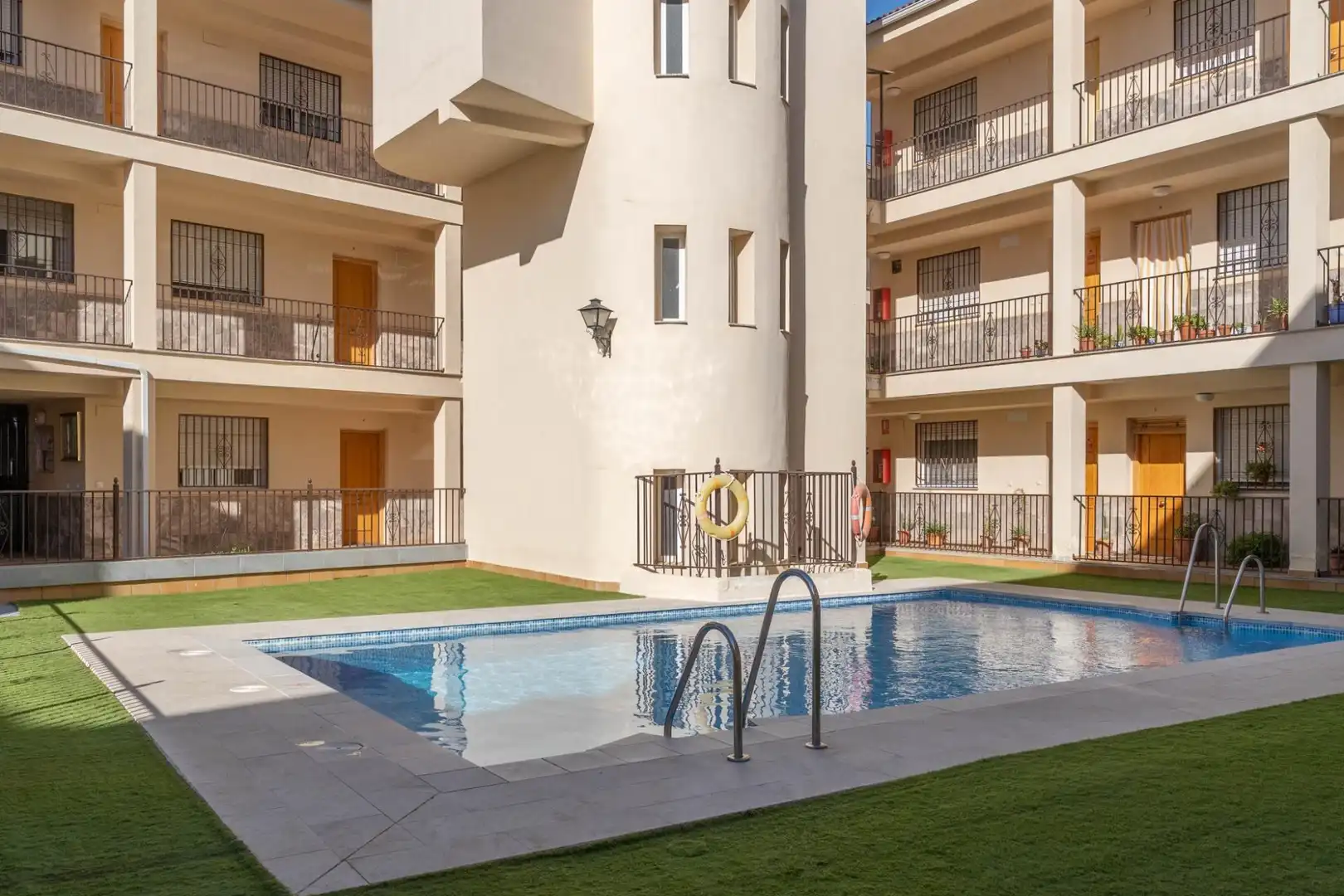 Piscina de Pis en venda en Churriana de la Vega amb Piscina comunitària