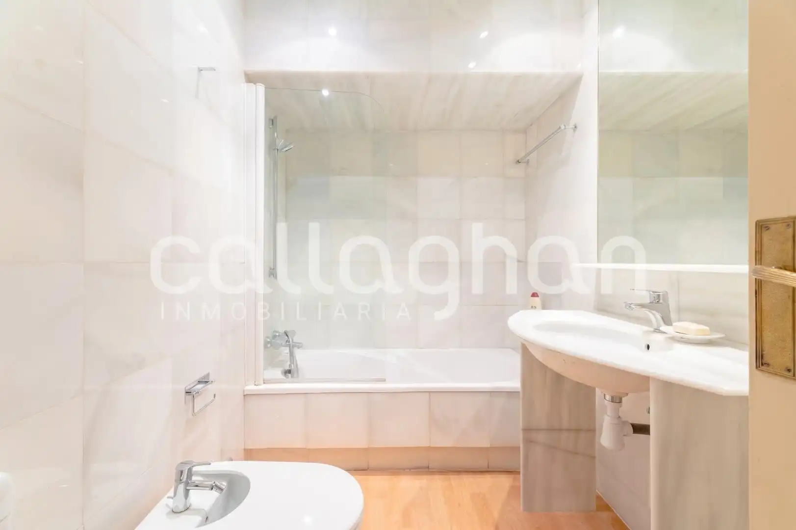 Bathroom of Flat for sale in Valencia  with Air Conditioner, Heating and Terrace