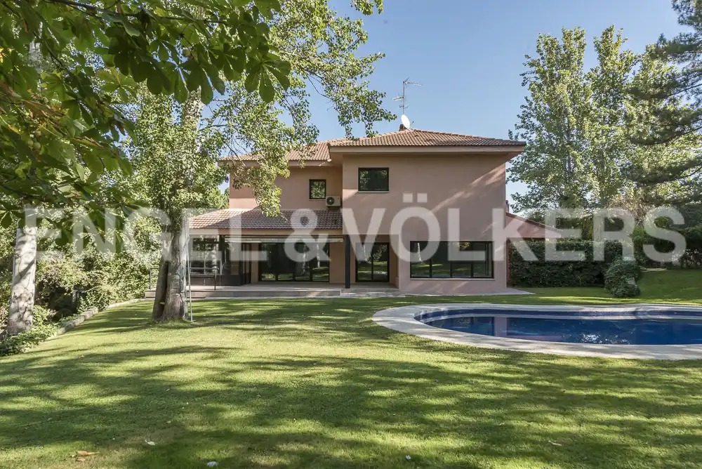 Vista exterior de Casa o chalet de alquiler en Pozuelo de Alarcón con Aire acondicionado, Calefacción y Jardín privado