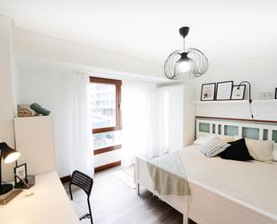 Dormitori de Apartament per a compartir en Bilbao  amb Moblat, Forn i Rentadora