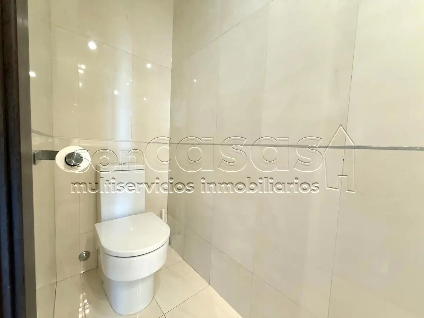 Baño de Piso de alquiler en Madrid con Aire acondicionado, Calefacción y Jardín privado