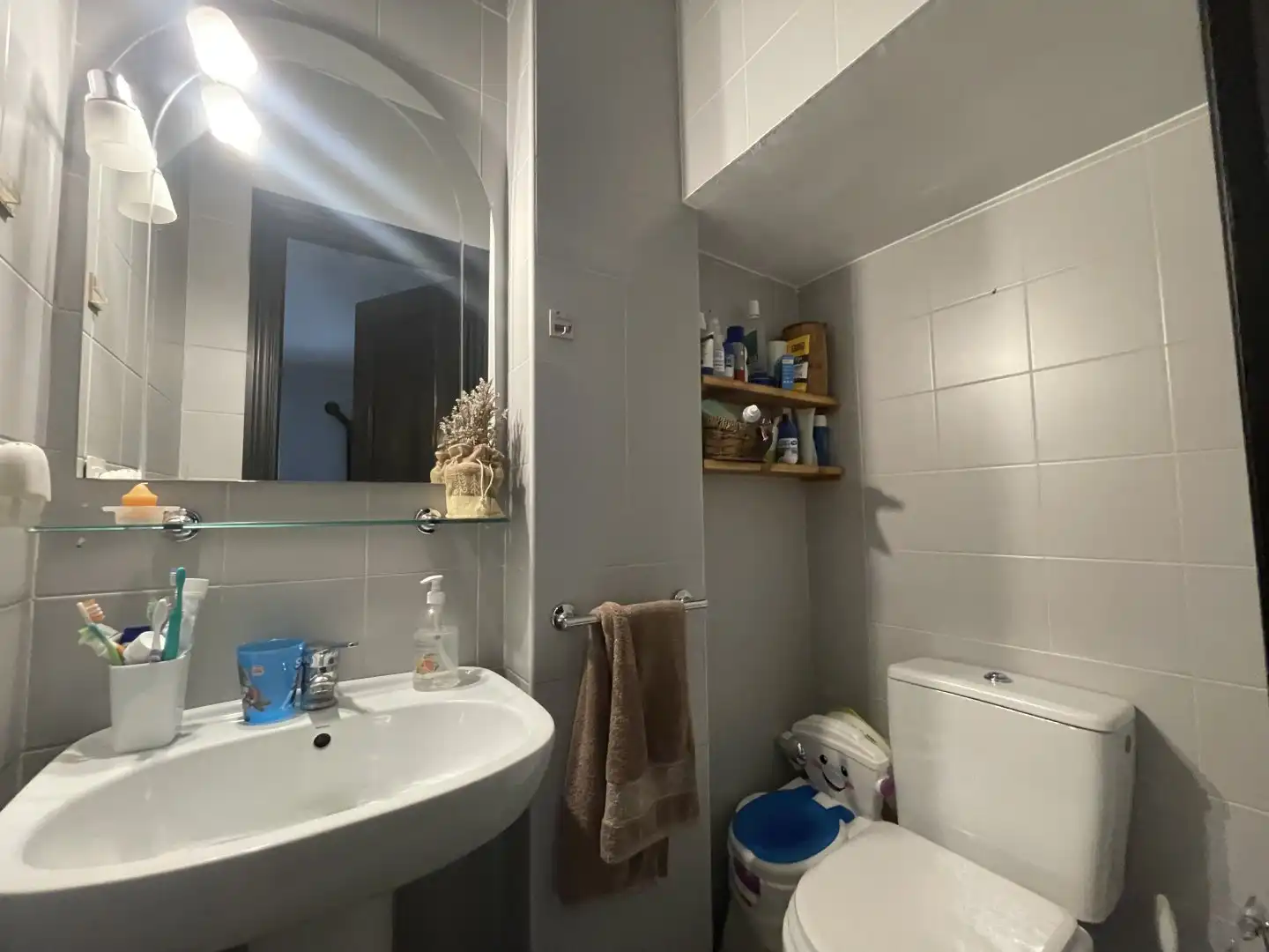 Badezimmer von Einfamilien-Reihenhaus zum Verkauf in Gines mit Klimaanlage, Heizung und Abstellraum