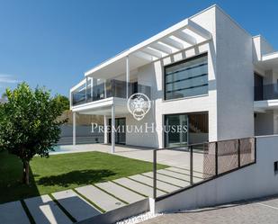 Vista exterior de Casa o xalet de lloguer en Sitges amb Aire condicionat i Piscina