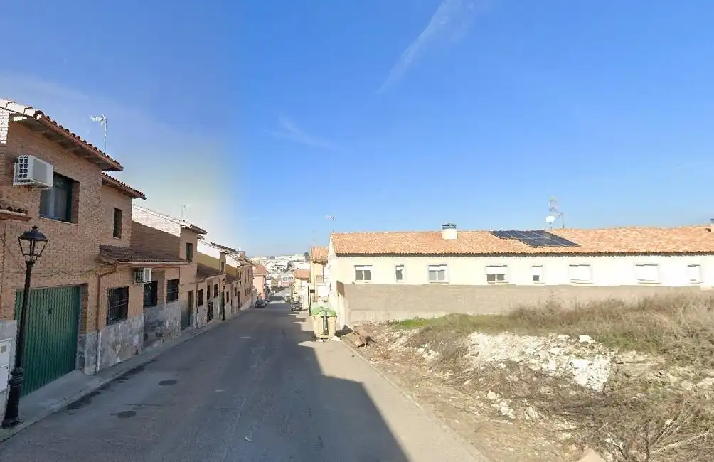 Vista exterior de Casa adosada en venda en Borox amb Calefacció, Jardí privat i Traster