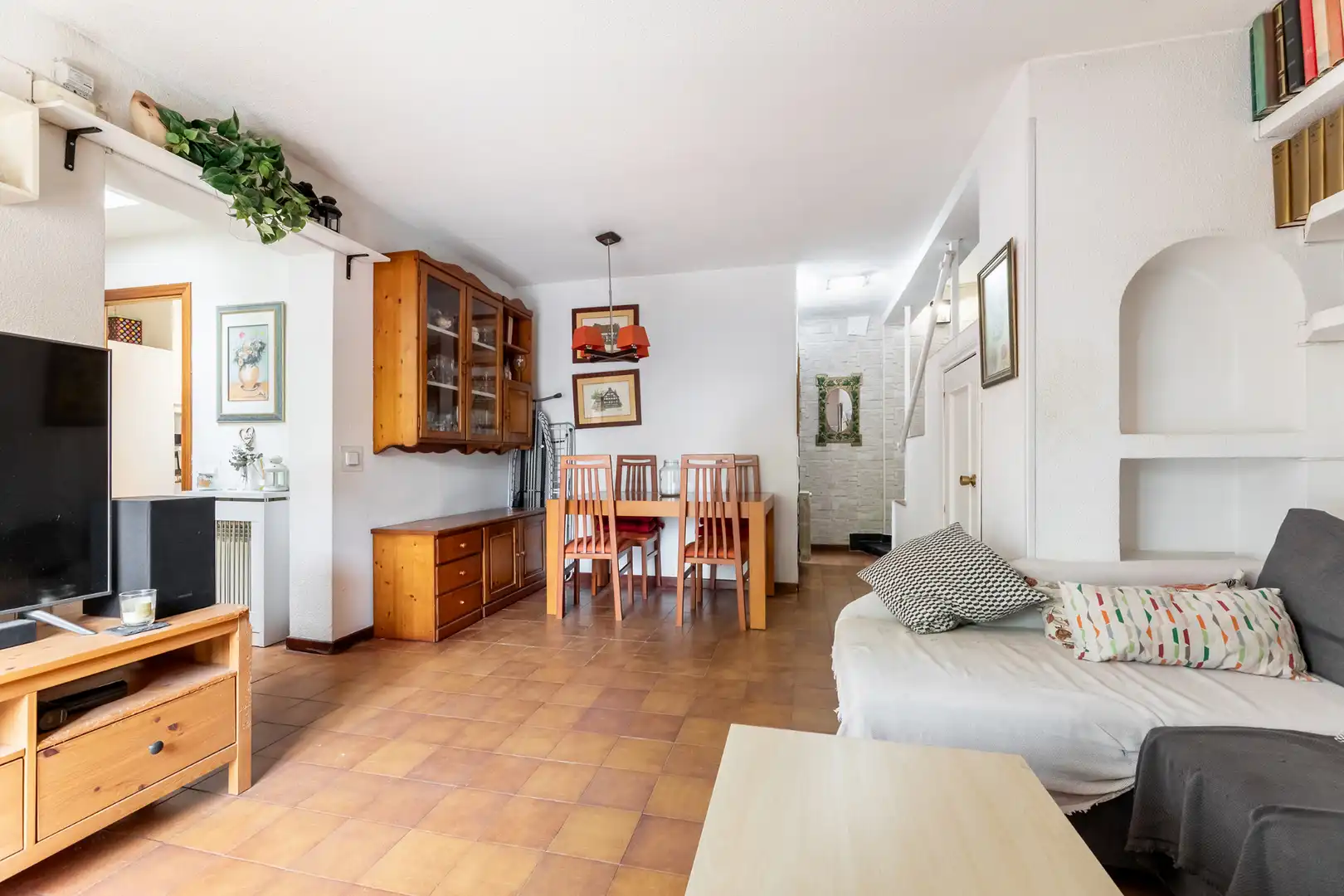 Sala de estar de Casa adosada en venta en Pozuelo de Alarcón con Aire acondicionado, Calefacción y Jardín privado