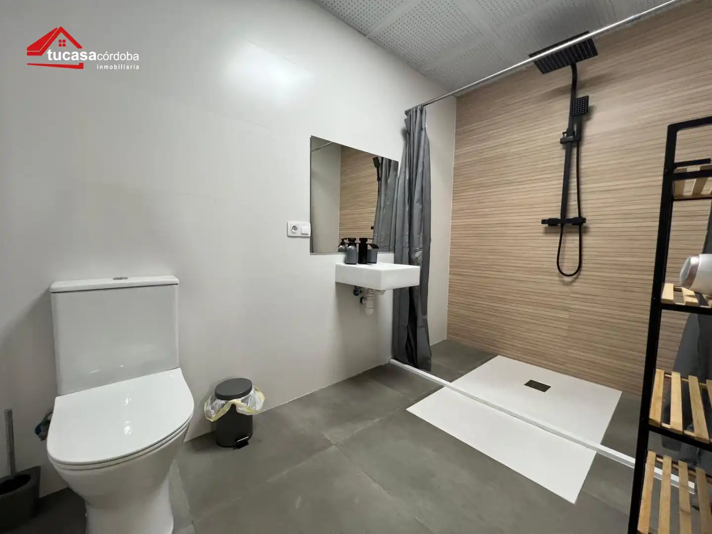 Bany de Apartament en venda en Córdoba amb Aire condicionat