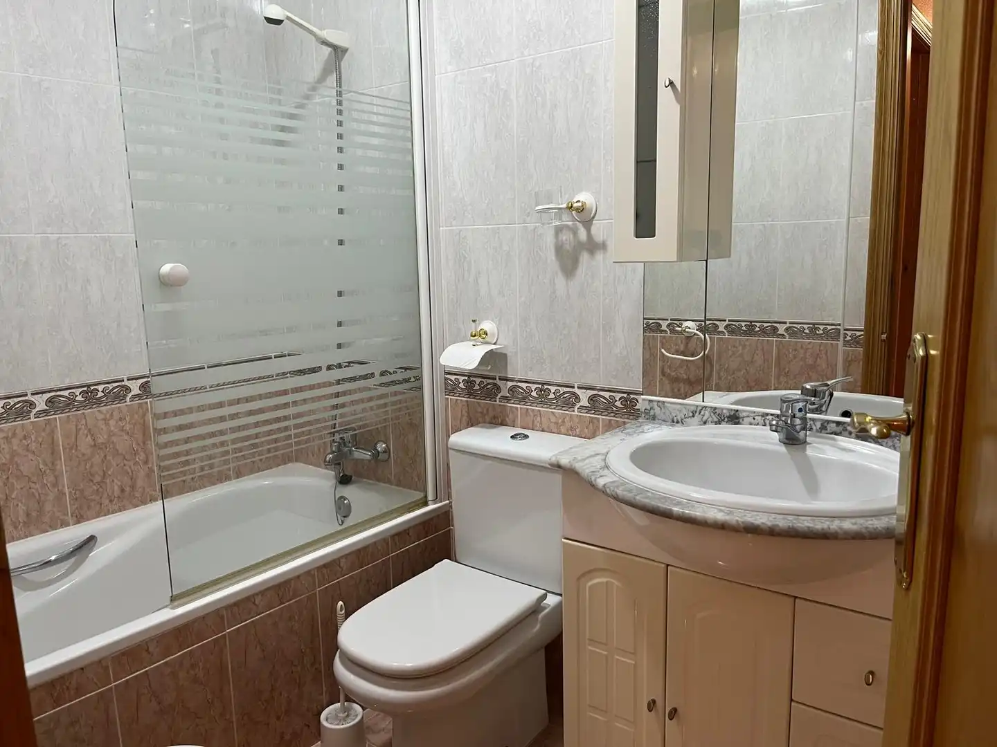 Baño de Piso en venta en Almansa con Calefacción, Trastero y Amueblado