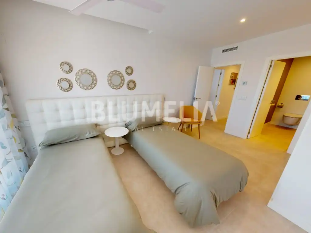 Schlafzimmer von Dachboden zum Verkauf in Oliva mit Klimaanlage, Heizung und Privatgarten