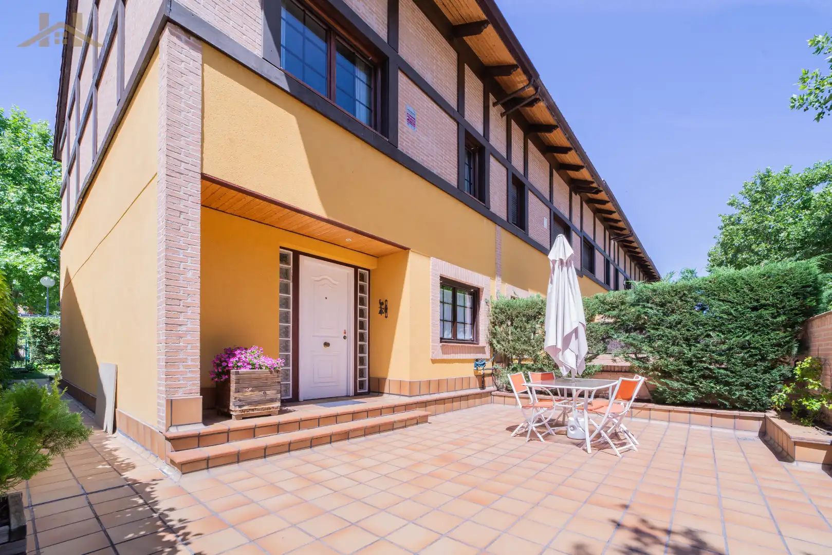 Außenansicht von Einfamilien-Reihenhaus zum Verkauf in Boadilla del Monte mit Heizung, Privatgarten und Abstellraum