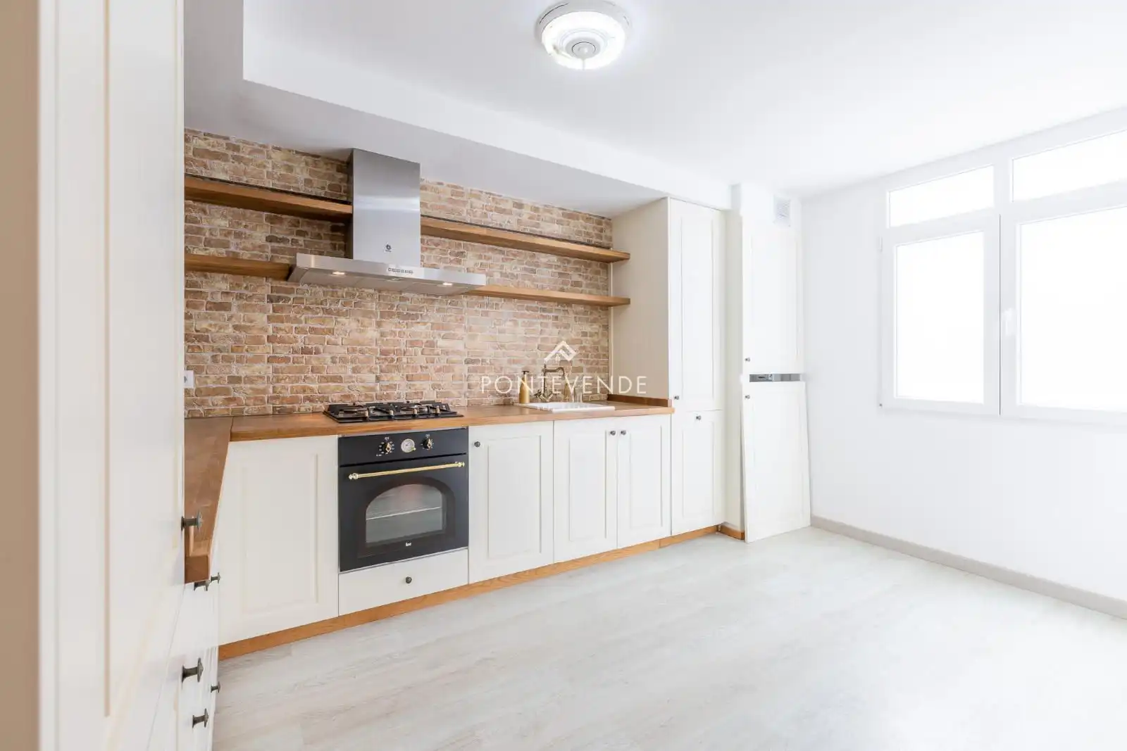 Cocina de Piso en venta en Pontevedra Capital  con Calefacción, Trastero y Amueblado