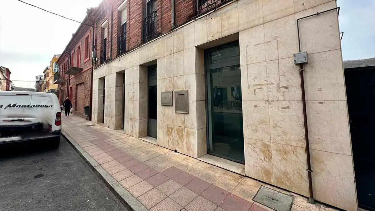 Vista exterior de Local en venta en Cistierna