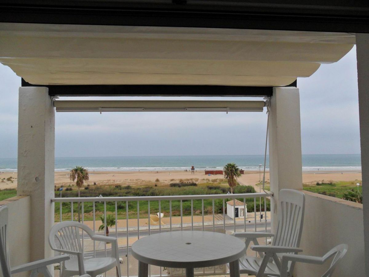 Dormitori de Apartament de lloguer en Conil de la Frontera amb Aire condicionat, Terrassa i Moblat