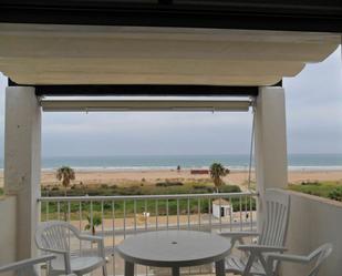 Dormitori de Apartament de lloguer en Conil de la Frontera amb Aire condicionat, Terrassa i Moblat