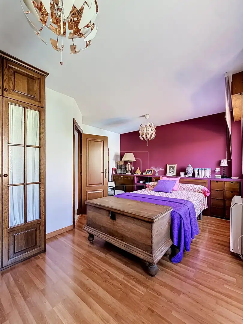 Schlafzimmer von Einfamilien-Reihenhaus zum Verkauf in Peligros mit Klimaanlage, Heizung und Privatgarten