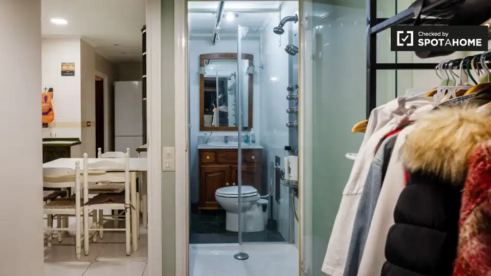 Bathroom of Flat for rent in Bilbao   with Air Conditioner, Heating and Furnished