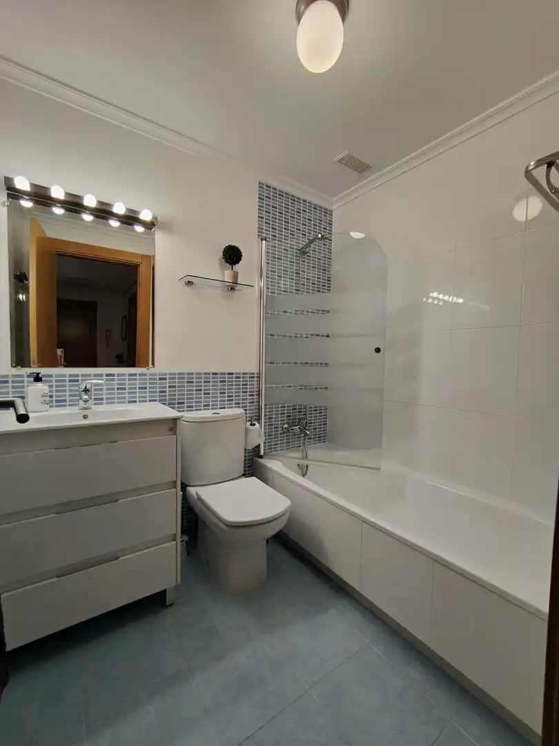 Baño de Piso de alquiler en Santander con Calefacción, Parquet y Trastero
