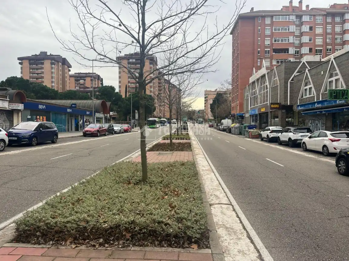 Vista exterior de Local de lloguer en Valladolid amb Calefacció