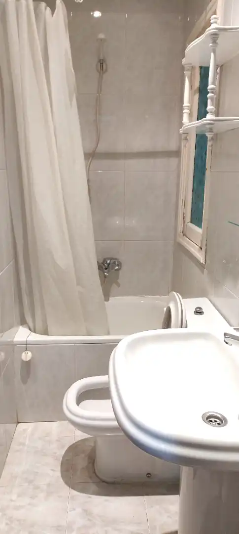 Baño de Piso de alquiler en Ourense Capital  con Calefacción, Amueblado y Horno