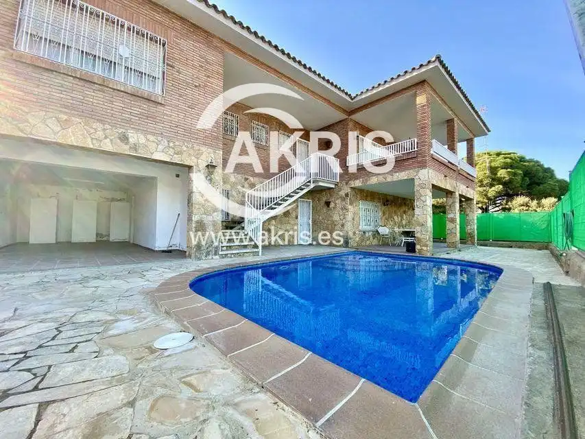 Villa avec piscine à vendre à Carrer Finlàndia
